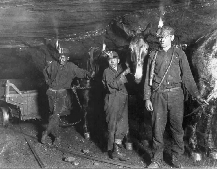 Child_coal_miners_1908_crop-59476fc63df78c537bac029d.jpg