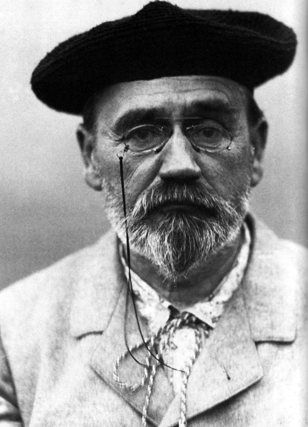 1200px-Emile_Zola_1902.jpg