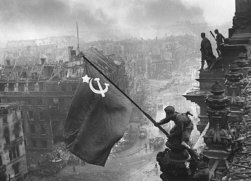 Raising_a_flag_over_the_Reichstag_-_Restoration.jpg