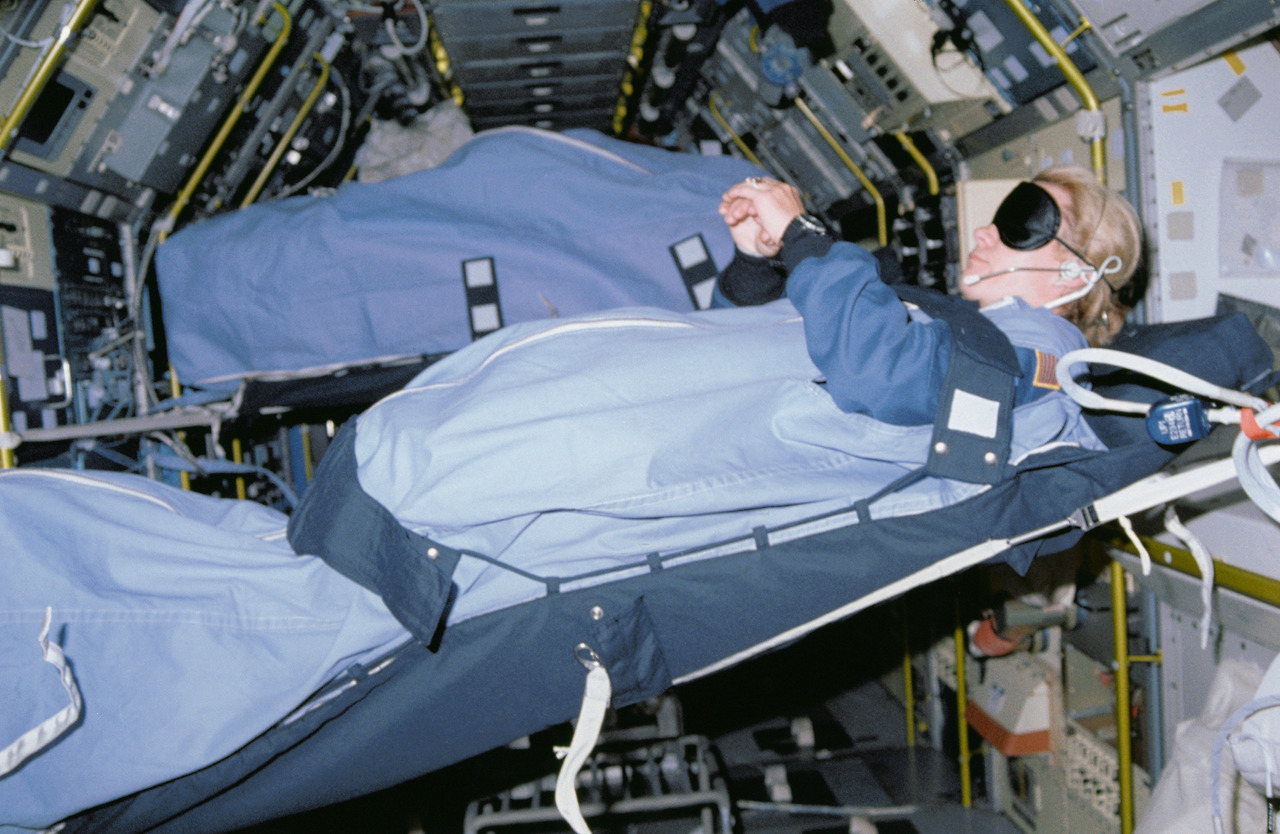 STS040-31-020_-_STS-40_MS_Seddon,_wearing_blindfold,_sleeps_in_SLS-1_module (1).jpg
