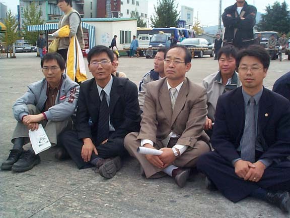 2001년 10월 27일 50년만에 마산역에서 다시 열린 민간인학살 희생자 위령제1.jpg