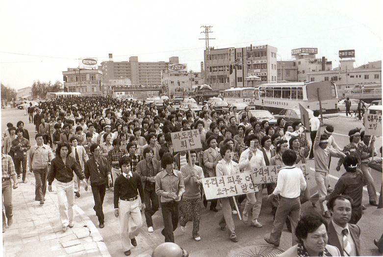 80년5월경남대33.jpg