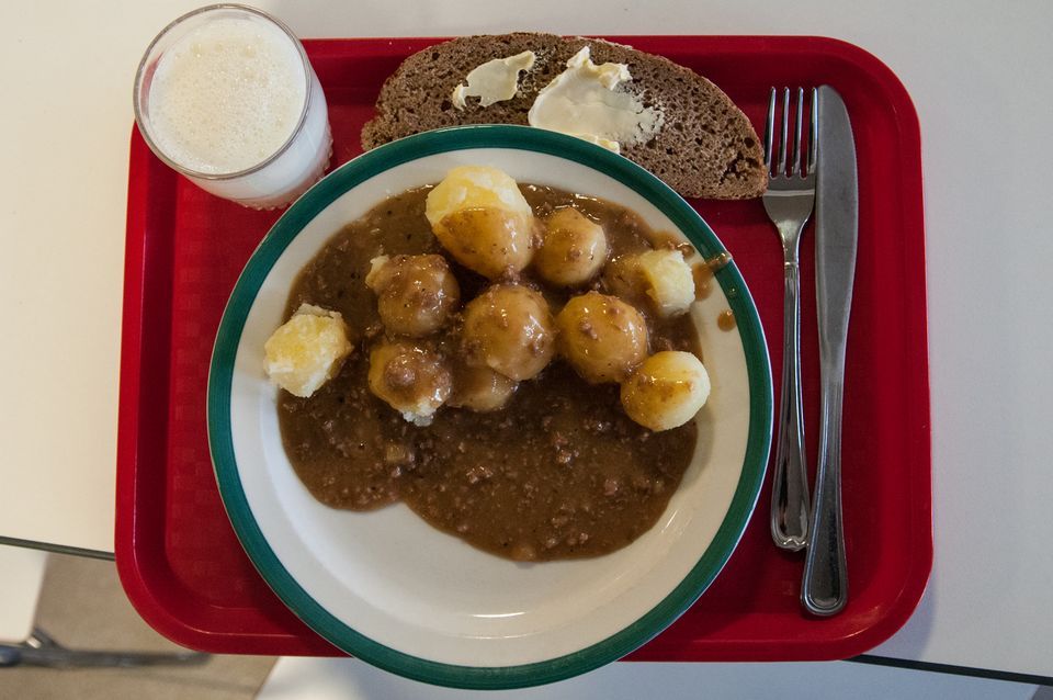 kouluruoka jauhelihakastike perunat.jpg