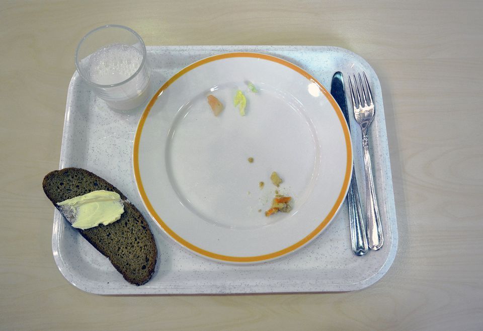 kouluruoka tyhjä  lautanen ruisleipä ronkeli nirso nälkä ruokapula.jpg