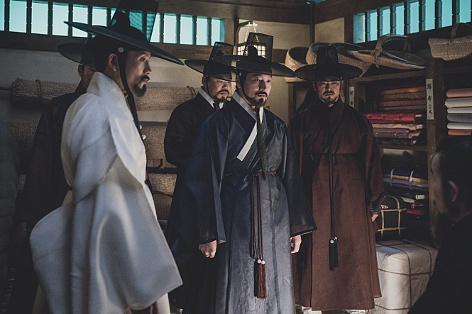 거진 모든 장면이 실내에서 작당모의.jpg