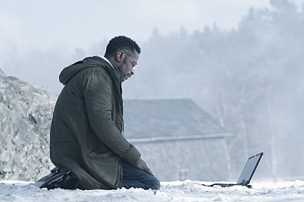 액션에 직접 가담하는 에드워드 니덤.jpg