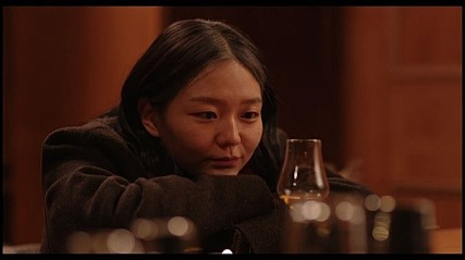 미소에겐 위스키와 담배만 있으면 되.jpg