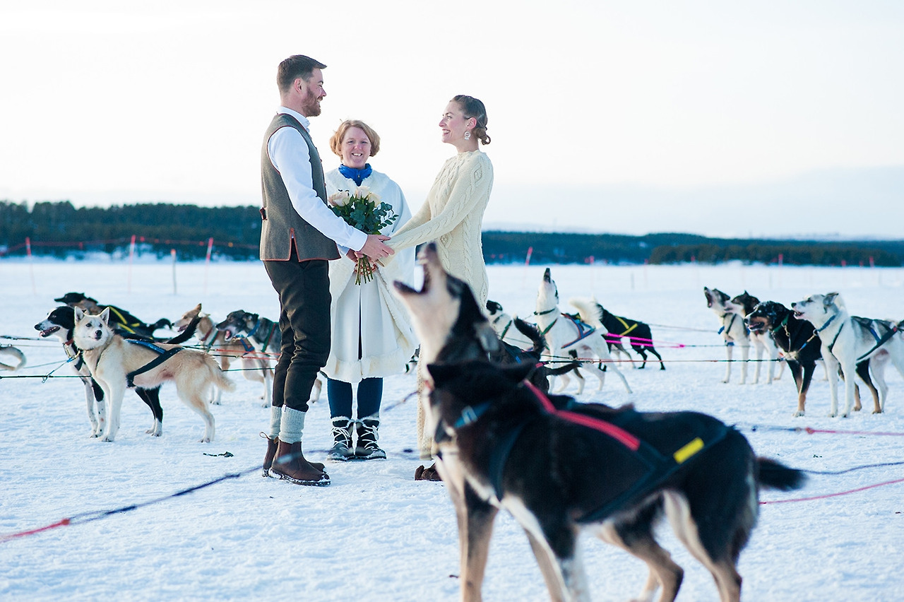 winter-wedding-couple-icehotel-1-1400x932.jpg