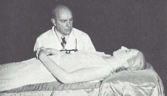Eva_Perón_-_Cadáver_momificado_con_Dr_Pedro_Ara-_1953-55.jpg