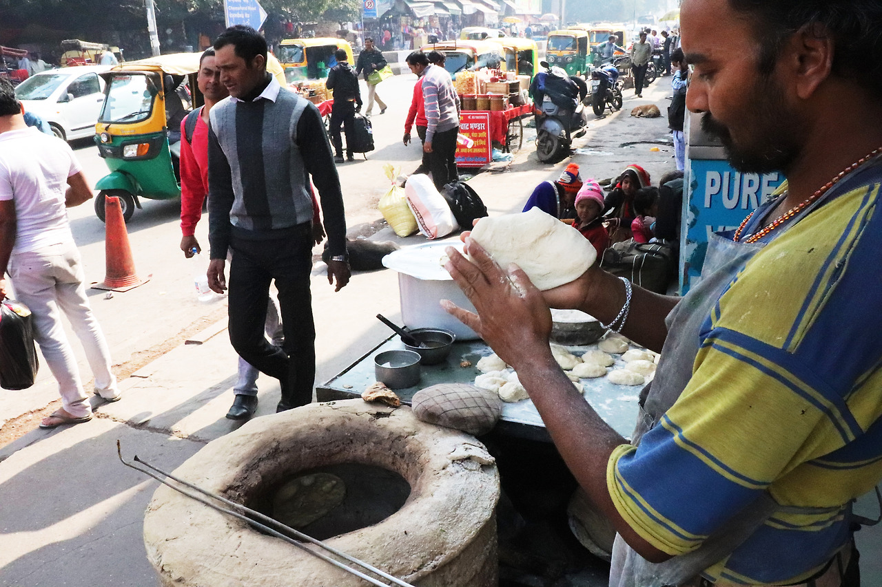2 짜파티 만드는 아저씨.jpg