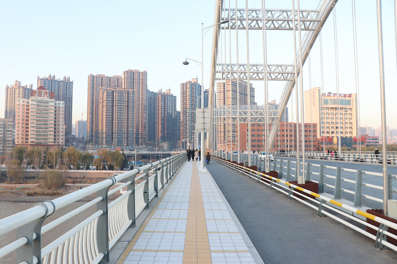 3 란저우 다리 위.jpg