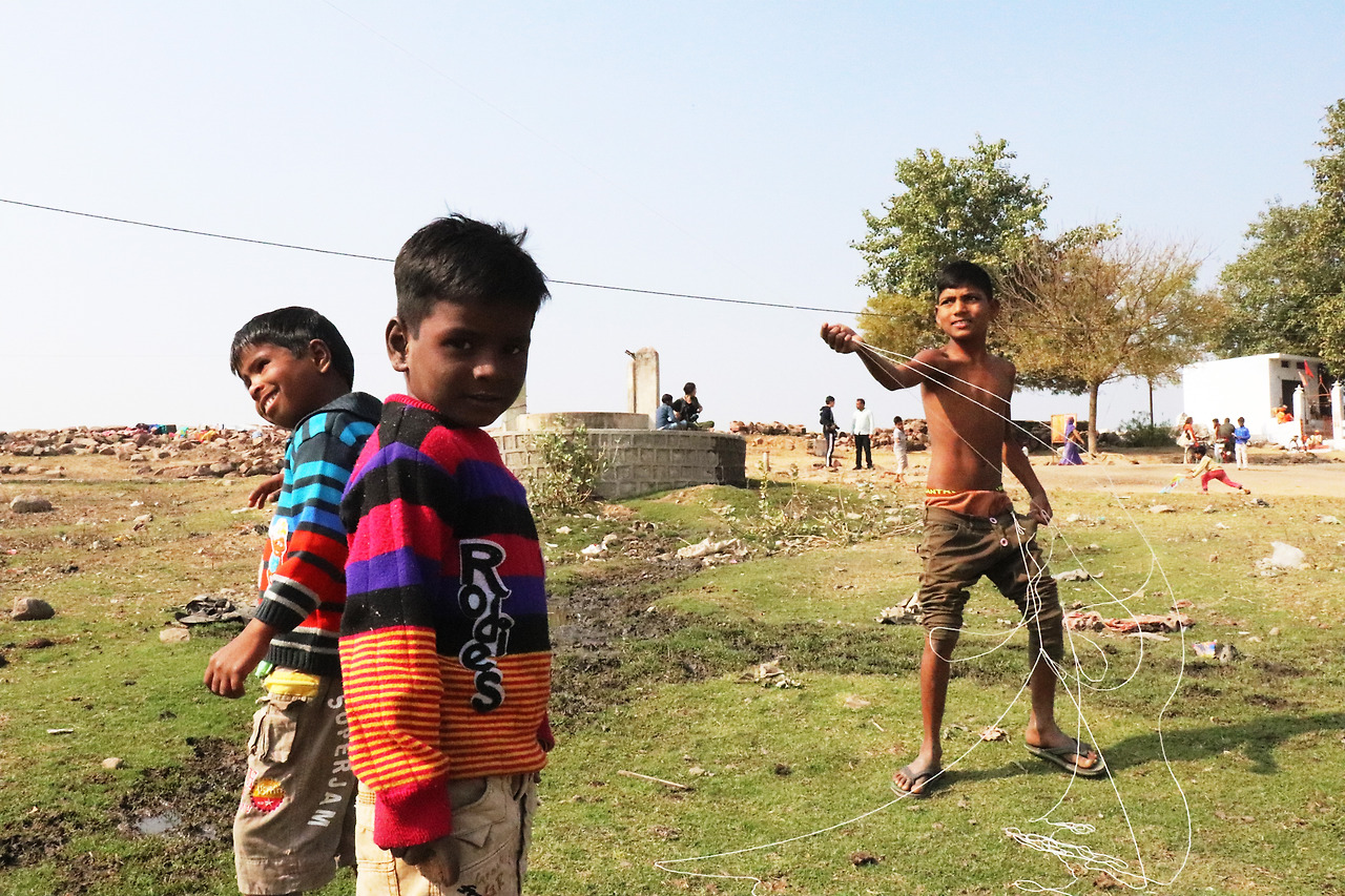 28 연날리는 아이들.jpg