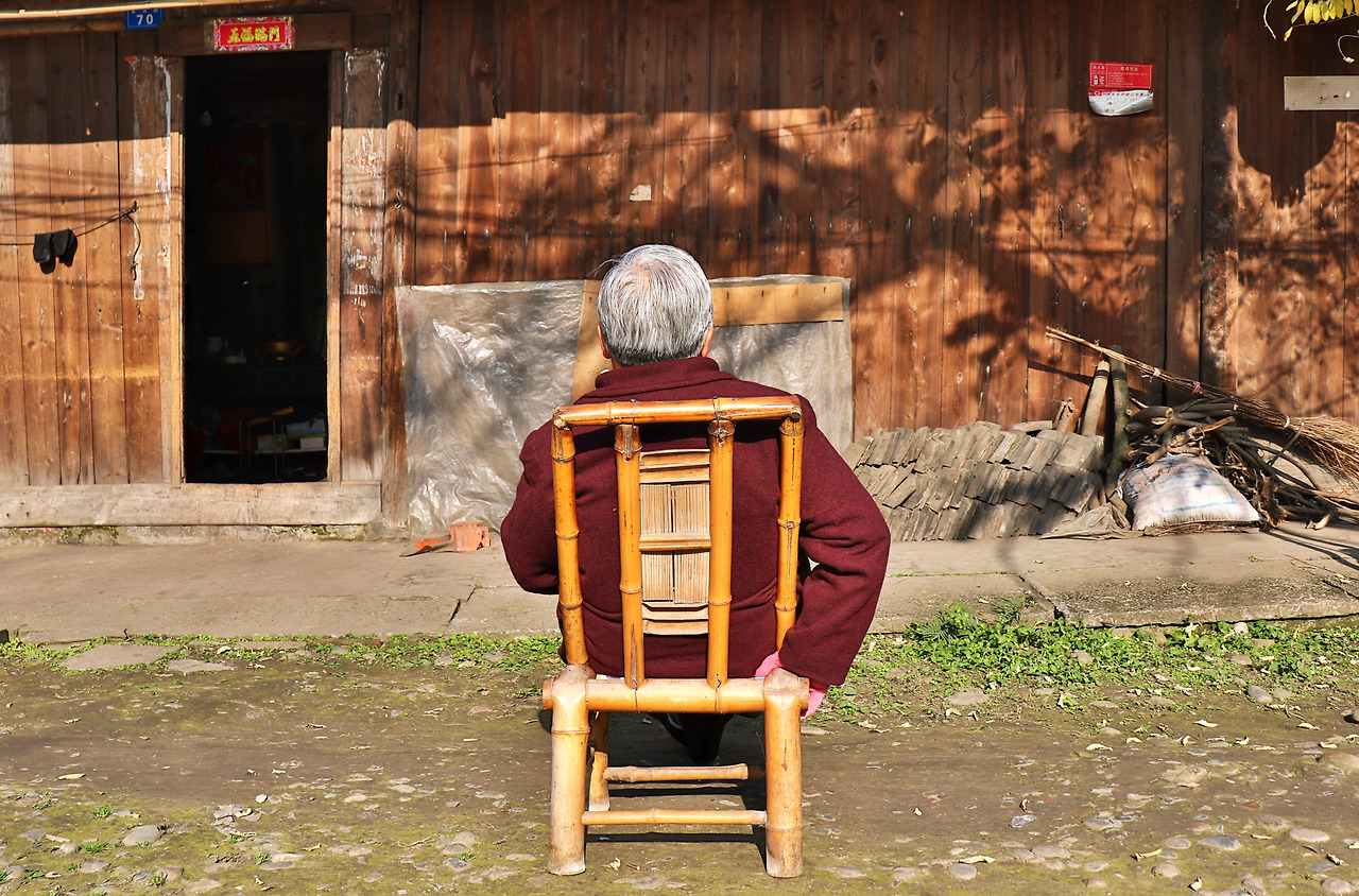 22 할머니 뒷모습.jpg