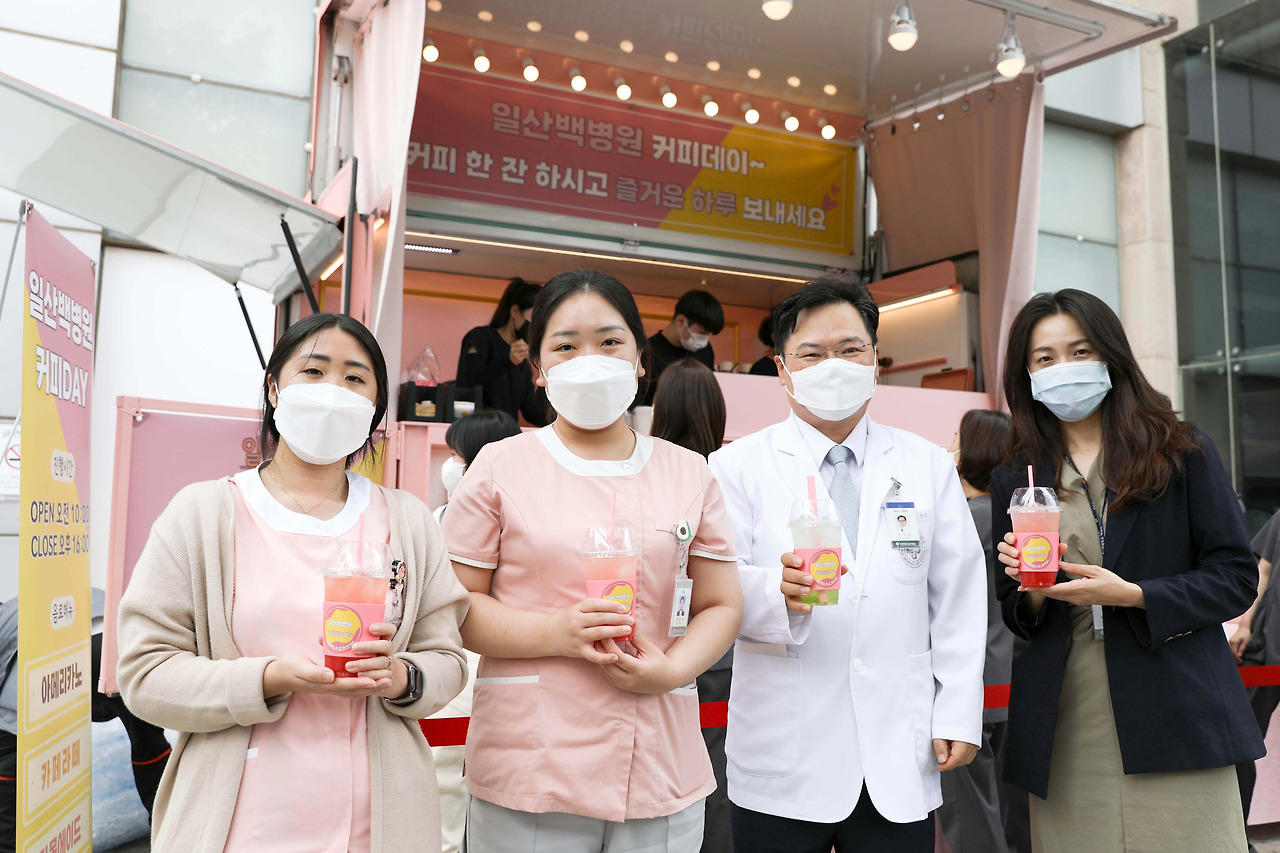 [사진] 이성순 일산백병원 원장(왼쪽 3번째)이 직원들과 함께 '커피데이' 행사에 참여해 직원들의 노고에 감사를 표했다..jpg