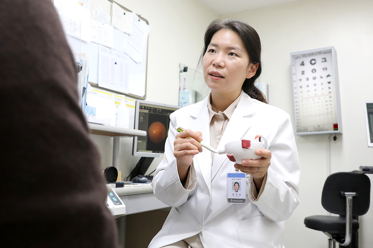 [사진] 백내장 치료 전문의인 일산백병원 안과 송민경 교수가 백내장 환자에게 백내장 수술에 관해 설명하고 있다..jpg