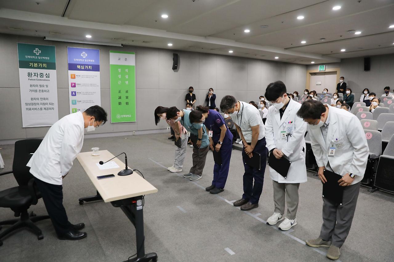 [사진] 일산백병원은 6월 7일 병원 대강당에서 개원기념식을 열고 장기근속자, 모범직원, 학술상 수상자 등에게 표창장과 포상금을 수여했다..jpg