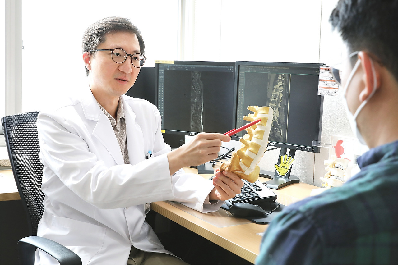 [사진] 이병주 일산백병원 신경외과 교수가 디스크로 생긴 등 통증의 원인에 대해서 설명하고 있다..jpg