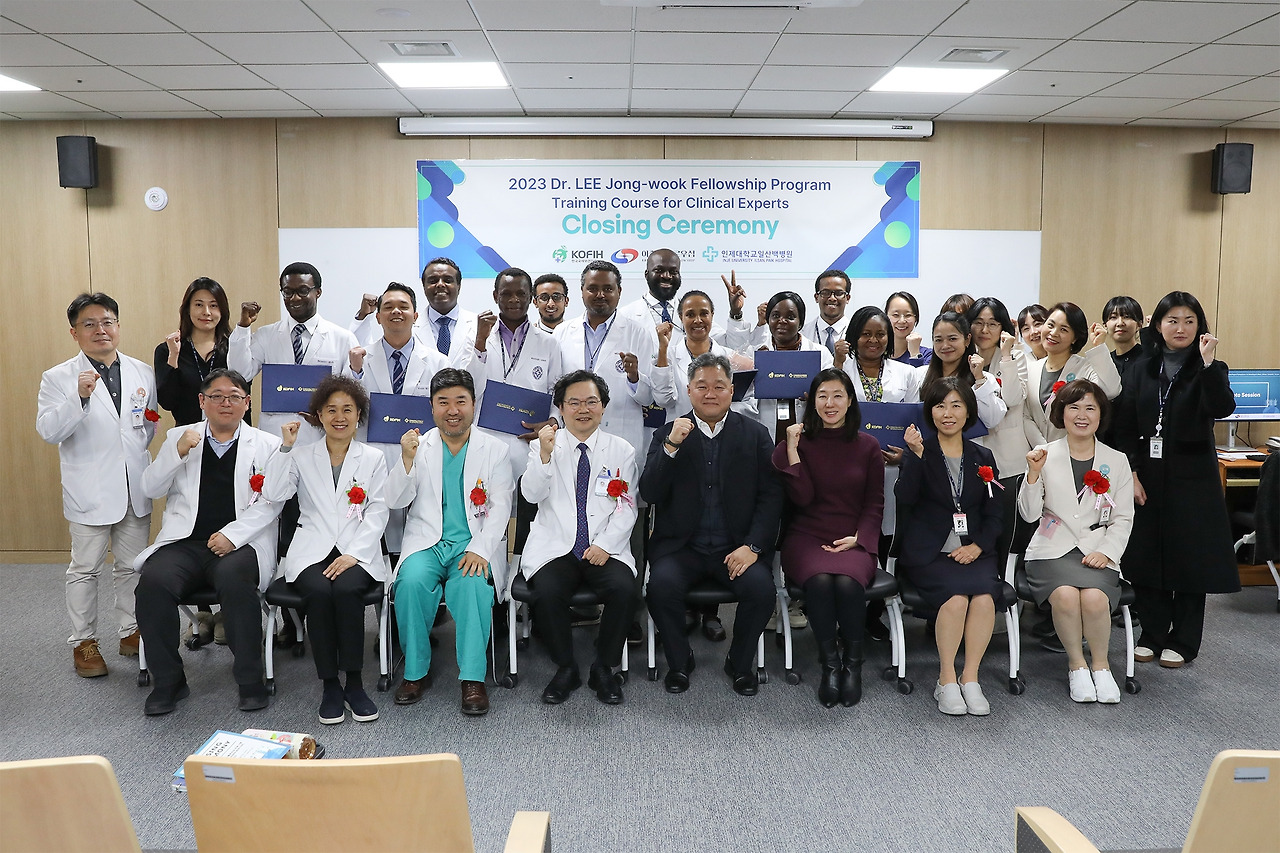 [사진] 일산백병원이 가나, 에티오피아, 캄보디아 의료진 12명을 초청, 6개월간 연수교육을 성공적으로 마치고 2월 5일 수료식을 개최했다..jpg