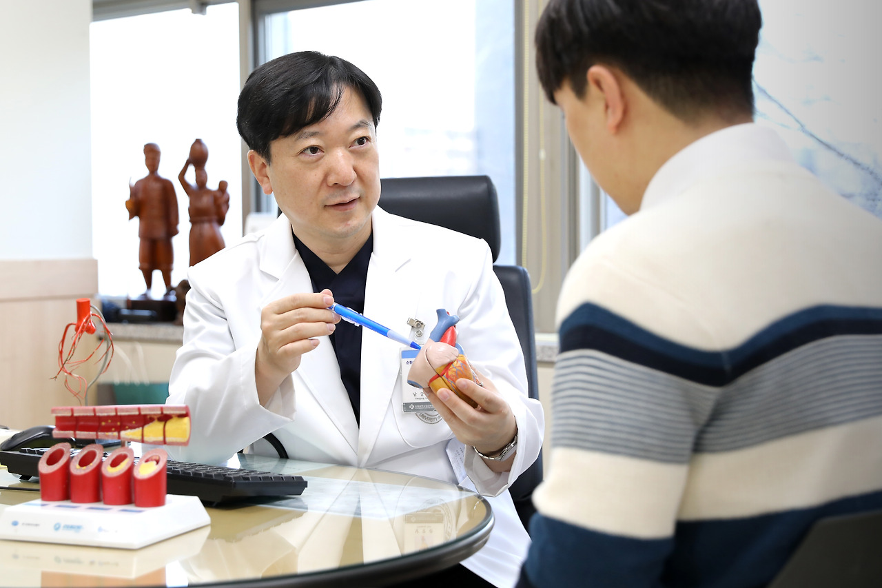 [사진]남궁준 일산백병원 심장혈관센터장이 고혈압 환자에게 고혈압의 원인과 관리방법에 관해 설명하고 있다..jpg