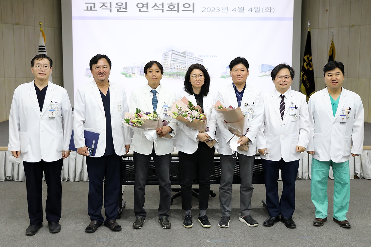 [사진](왼쪽부터) 고재환 교수협의회 회장, 홍근식 연구부원장, 마취통증의학과 김준현 교수, 류마티스내과 윤보영 교수, 신경외과 구해원 교수, 이성순 원장, 최원주 진료부원장.jpg