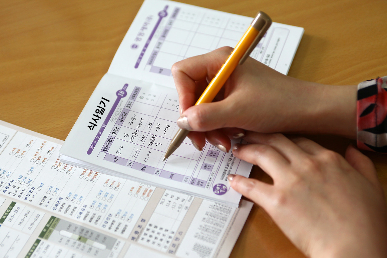 [사진]식사일기를 작성하면 자신이 얼마나 먹는지, 어떤걸 먹는지 알 수 있어 다이어트 식단을 짜는데 도움이 된다..jpg