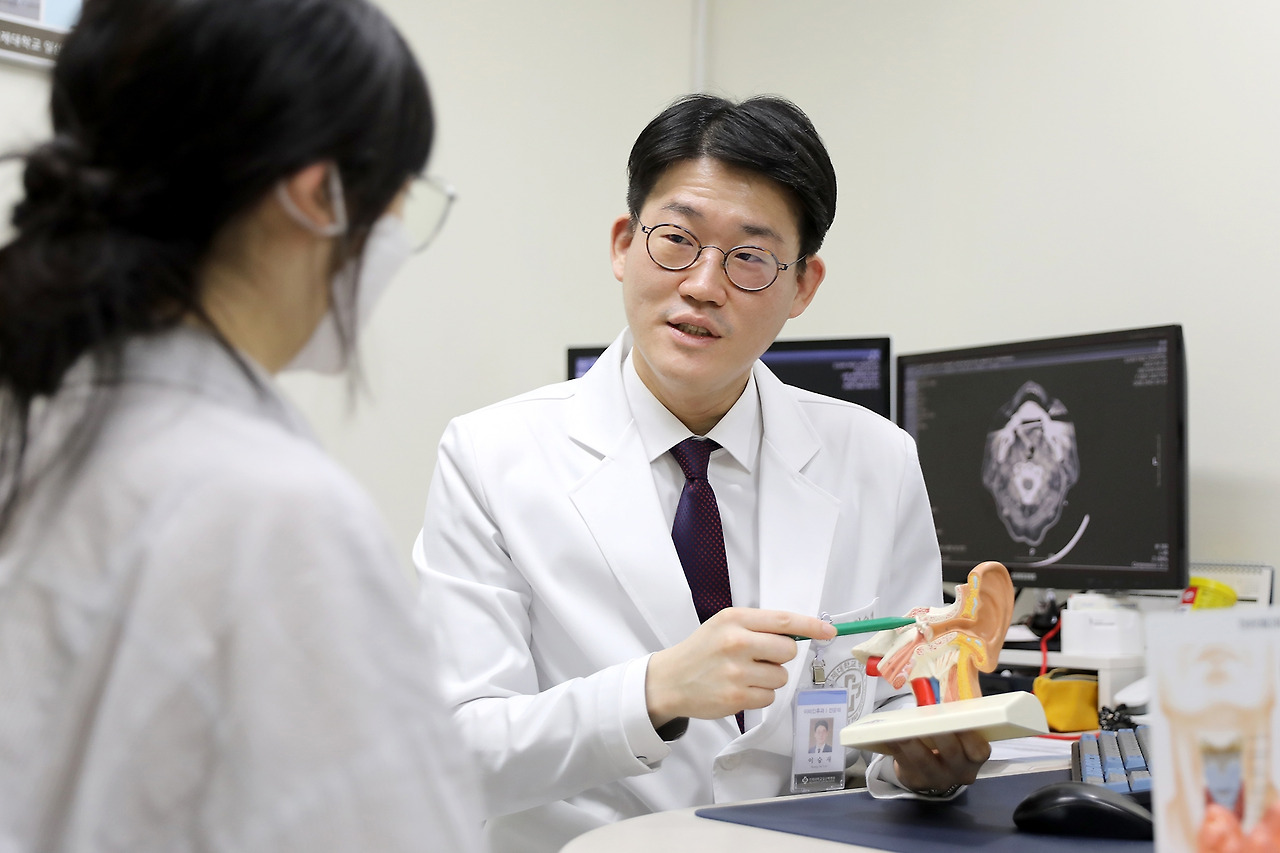 이승재 교수 진료장면 자료사진.jpg