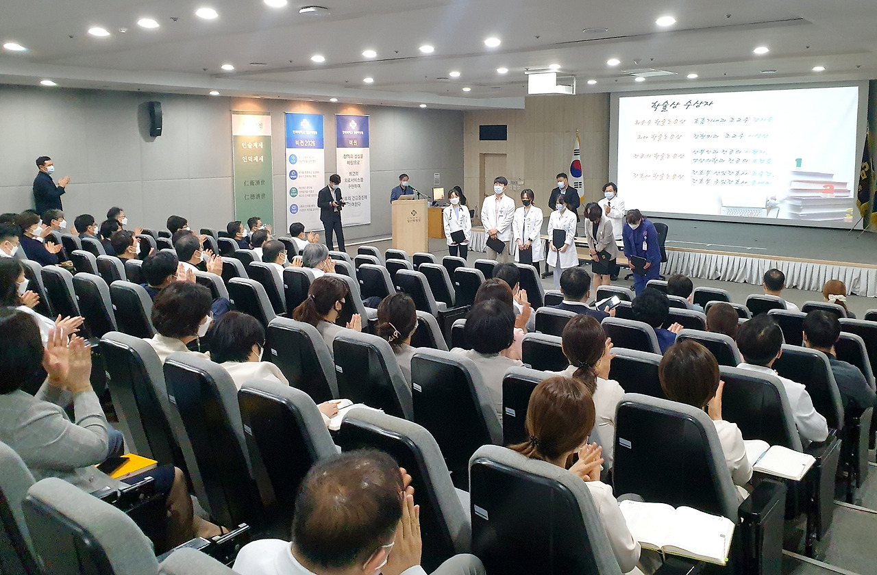 [사진] 일산백병원 이성순 원장은 6월 13일 병원 대강당에서 백병원 창립 82주년 기념식에서 장기근속자, 모범직원, 학술상 수상자에게 표창장과 포상금을 수여했다.(2).jpg