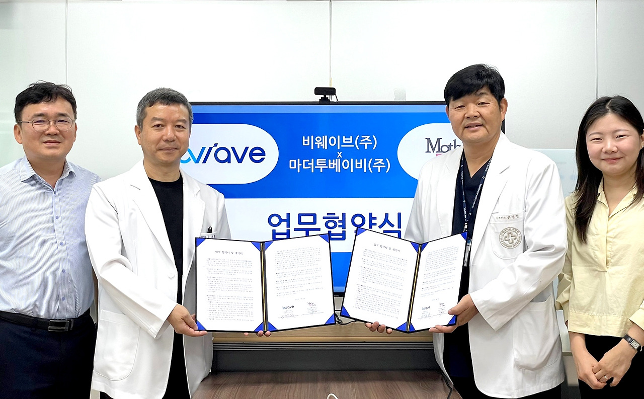 [사진] 일산백병원 정신건강의학과 이승환 교수(왼쪽에서 두 번째)와 산부인과 한정열 교수(오른쪽에서 두 번째)가 협약식 후 기념촬영을 하고 있다..jpg