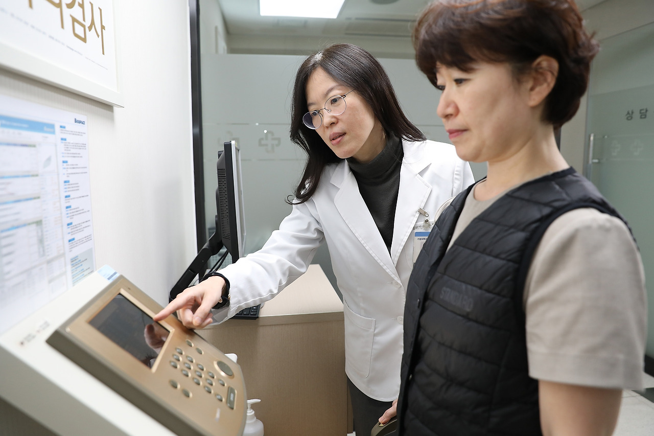 [사진]윤영숙 일산백병원 가정의학과 교수가 비만클리닉을 찾은 환자에게 인바디검사(체지방측정)를 시행하고 있다..jpg