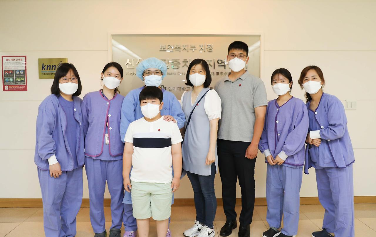 [자료사진2]김선우 어린이가 자신을 치료했던 소아청소년과 황종희 교수와 담당간호사들과 사진촬영을 했다.jpg