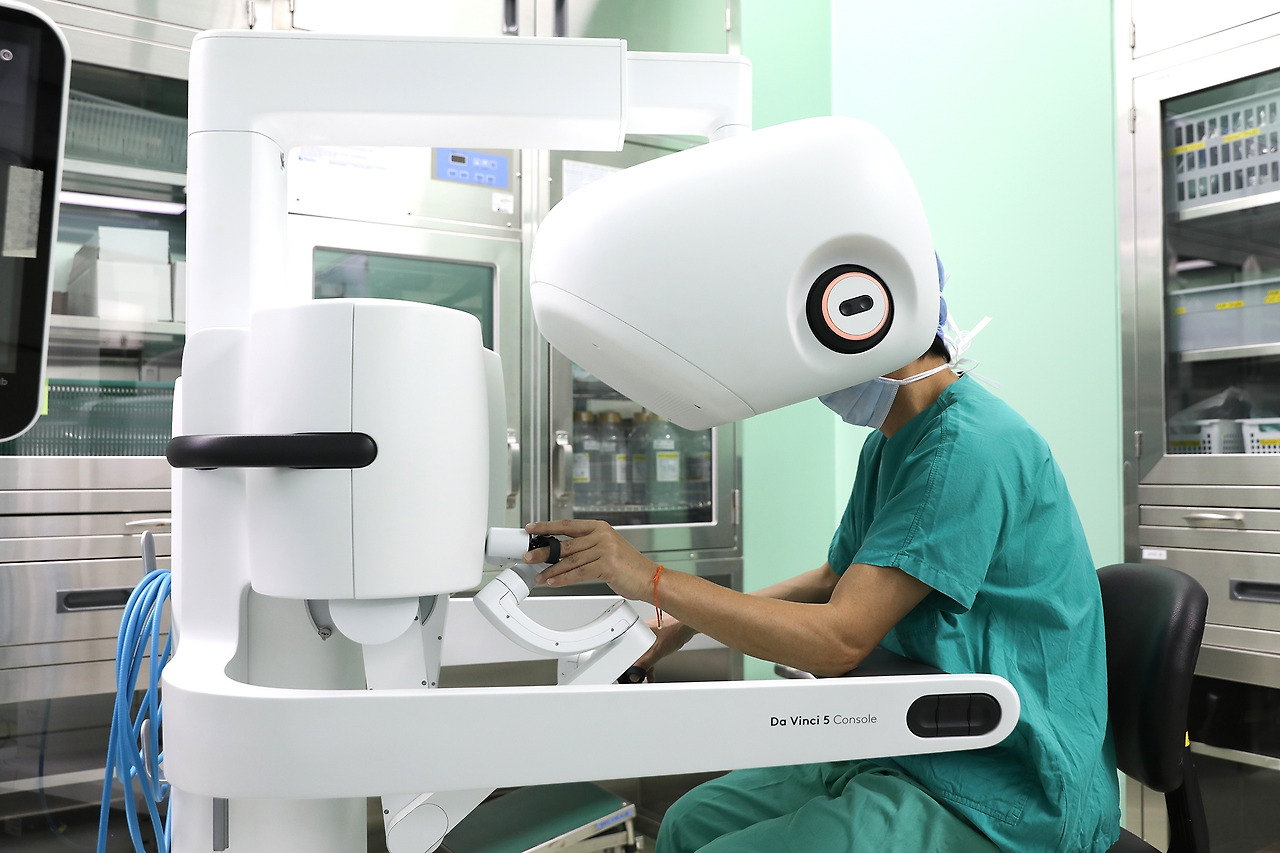 20250326_전경철 교수 로봇수술1.jpg