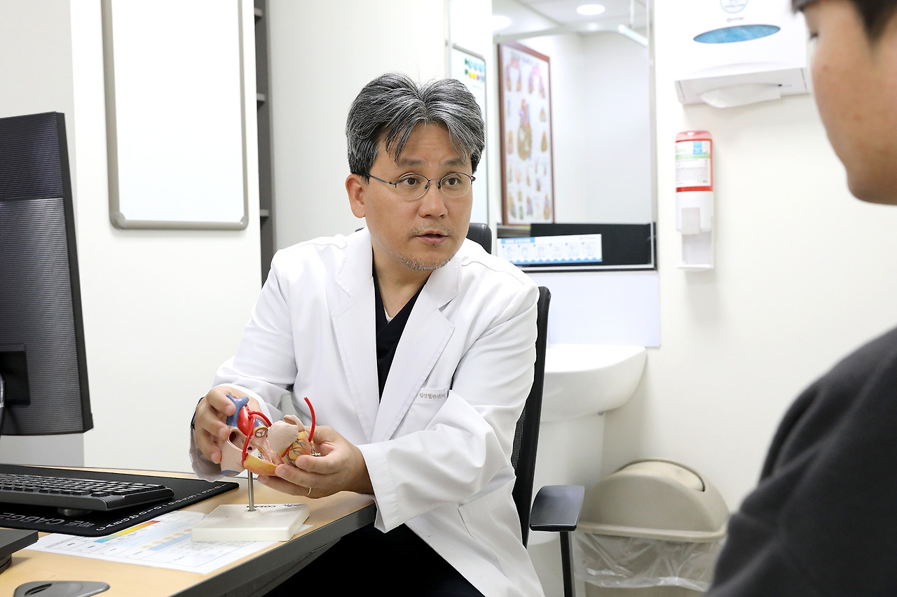 [사진] 일산백병원 순환기내과 권성욱 교수는 심장성 쇼크 발생 시 환자상태와 쇼크 시간을 고려해 에크모 사용 시점 결정하는 것이 생존율을 높이기 위해 필요하다고 말했다..jpg