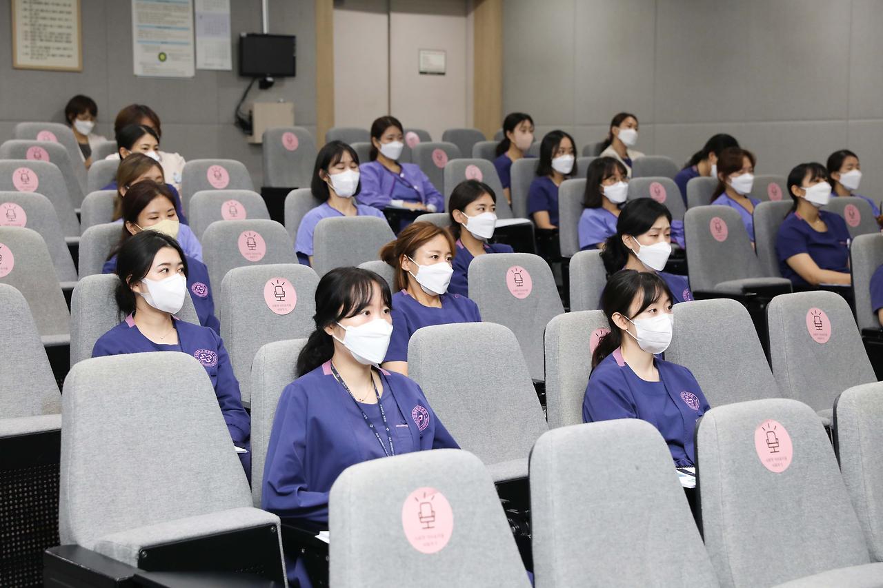 [사진3]간호부 승진자 교육.jpg