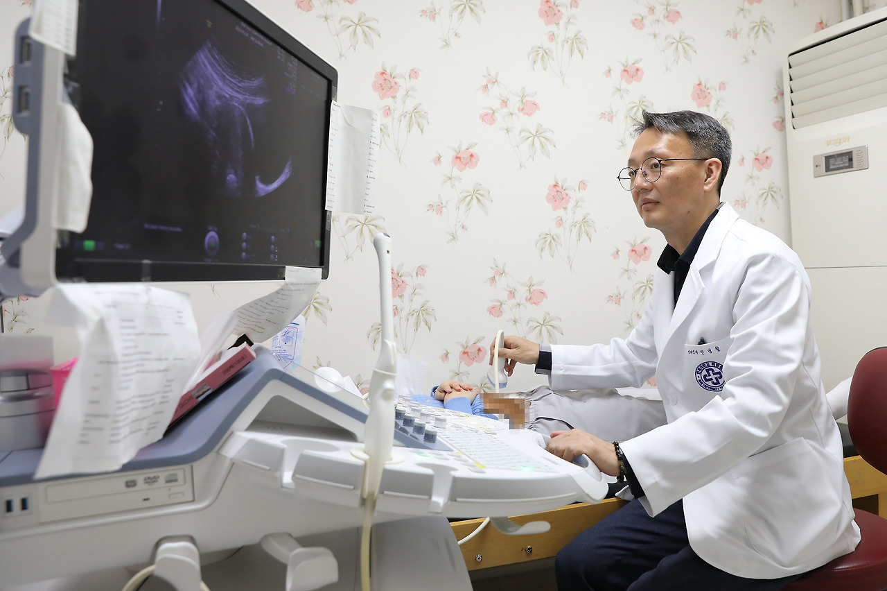 [사진] 초음파 검사 이미지_생리통과 골반통이 심해지면 초음파검사나 CT·MRI 검사를 통해 자궁내막증의 조기발견이 필요하다.jpg