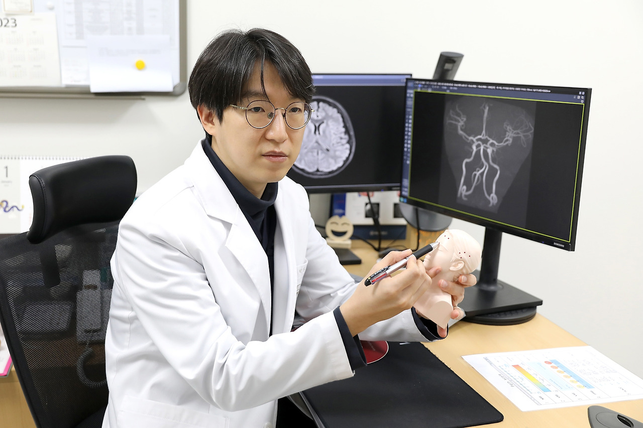 [사진] 일산백병원 박홍균 교수는 “만성 두통을 겪는다면 먼저 두통약 복용 빈도를 점검하고, 무조건 약을 먹기보다 전문가의 상담을 통해 적절한 치료 계획을 세우는 것이 중요하다”고 조언했다..jpg