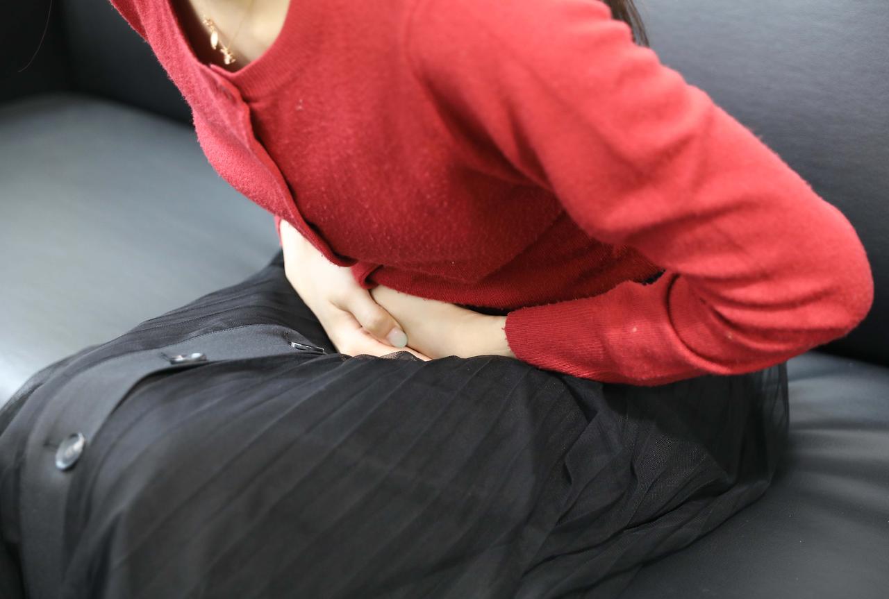 [사진] 평소와 다르게 생리통이나 골반통이 심해졌다면, ‘자궁내막증’을 의심해봐야 한다..jpg