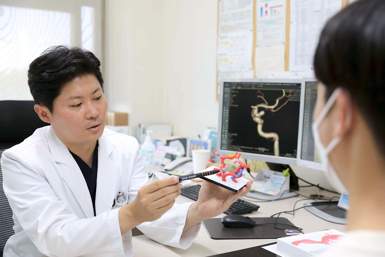 [사진] 일산백병원 신경외과 구해원 교수가 뇌동맥류 위험성과 치료방법을 설명하고 있다..jpg