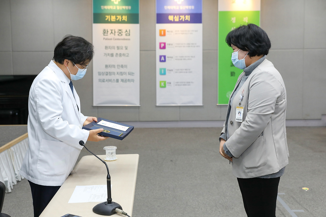 이성순 일산백병원원장(왼쪽)은 1월 3일 병원 대강당에서 김동연 경기도지사를 대신해 표창장을 전달했다..jpg