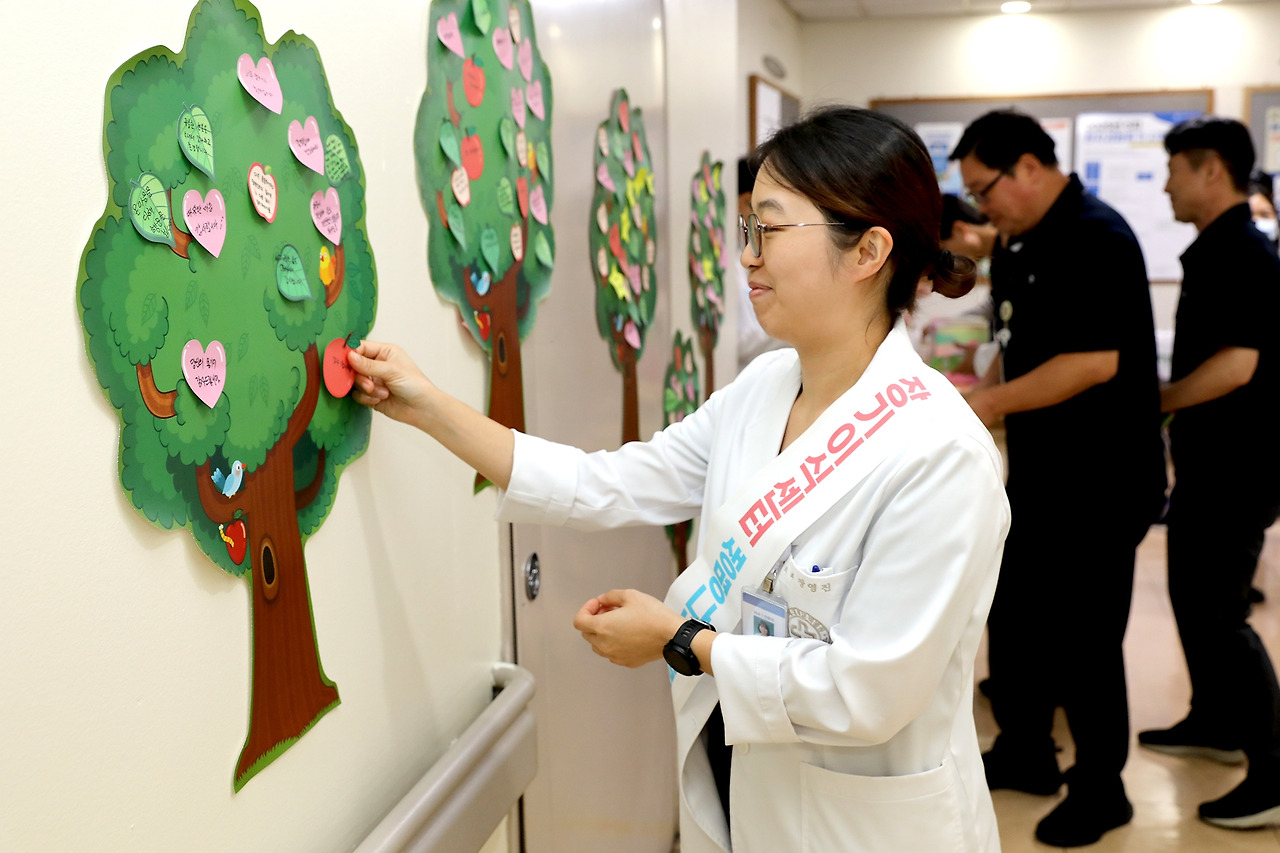 [사진] “생명나눔 메시지를 남기는 일산백병원 교직원들” – 병원 교직원과 참여자들이 ‘기증자 추모의 벽’에 감사와 응원의 글을 적으며 생명나눔의 의미를 되새기고 있다..jpg