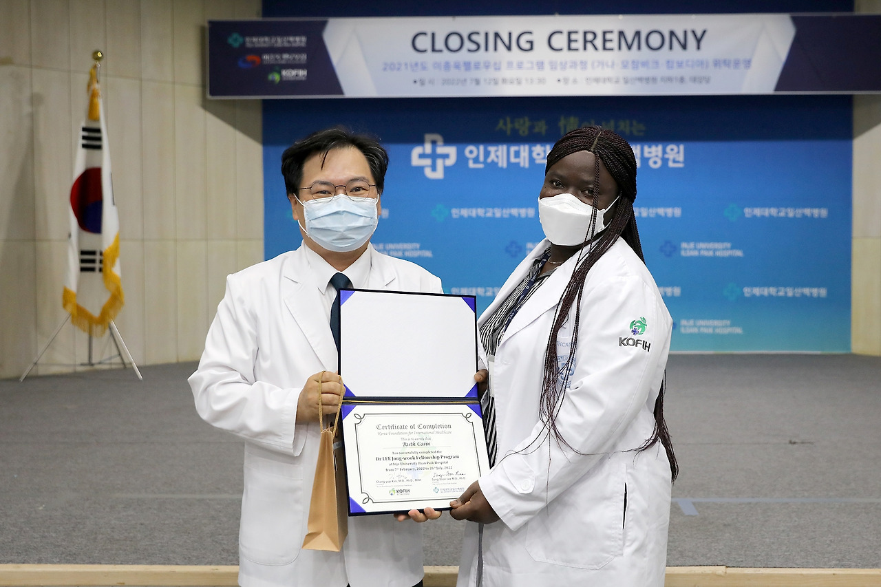 [사진] 이성순 일산백병원 원장(왼쪽)이 7월 12일 ‘2021 이종욱 펠로우십 임상과정’ 수료식에서 가나와 캄보디아 연수생 11명에게 수료증을 전달했다..jpg