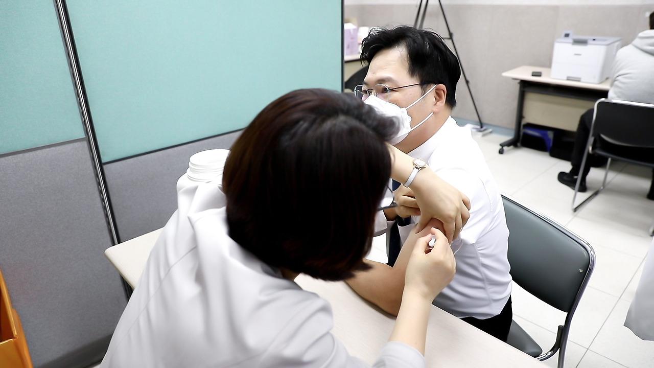 [자료사진]일산백병원 이성순 원장 아스트라제네카 백신 접종 모습.jpg