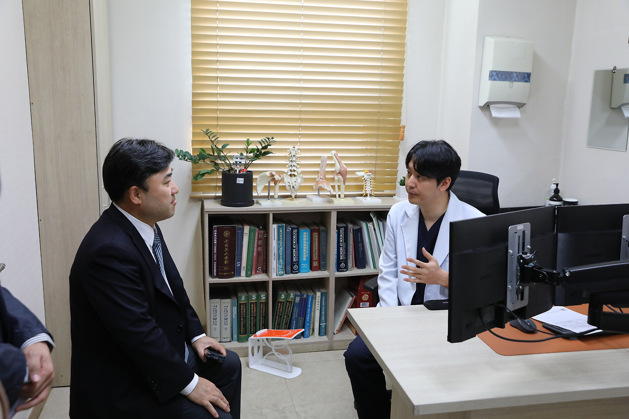 [사진] (왼쪽부터) 일산백병원 최원주 병원장, 무척좋은병원 김종호 원장(정형외과).jpg