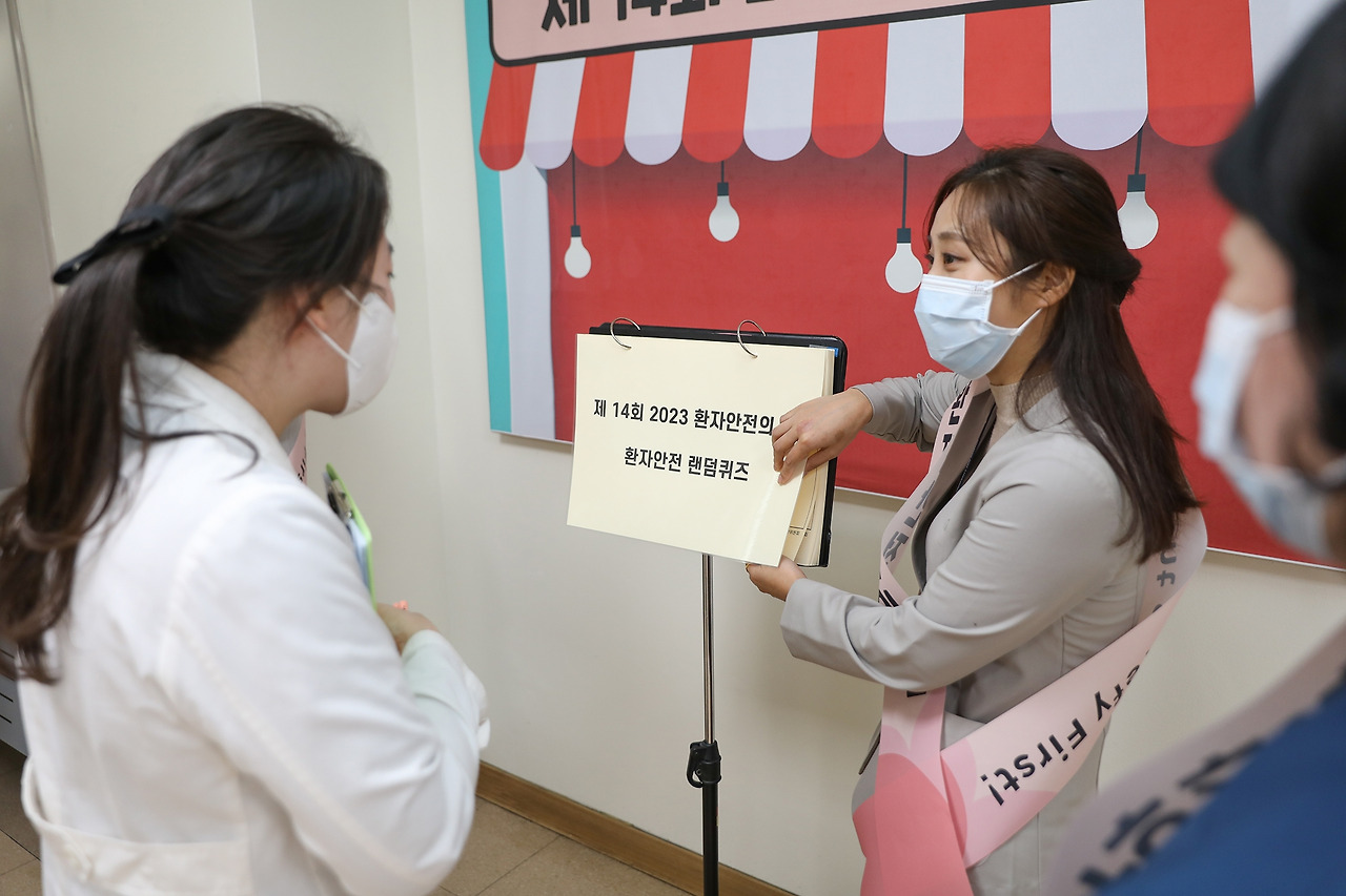 [사진] 일산백병원 QI실에서는 '백백매점'을 오픈하고, 교직원들의 환자안전 인식 고취를 위해 다양한 이벤트와 홍보활동을 펼쳤다.jpg