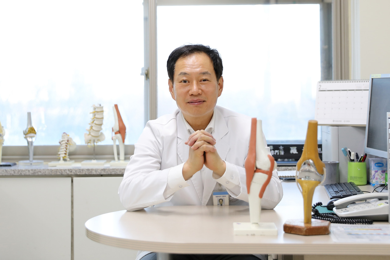 [사진] 나경욱 일산백병원 정형외과 교수 (2).jpg