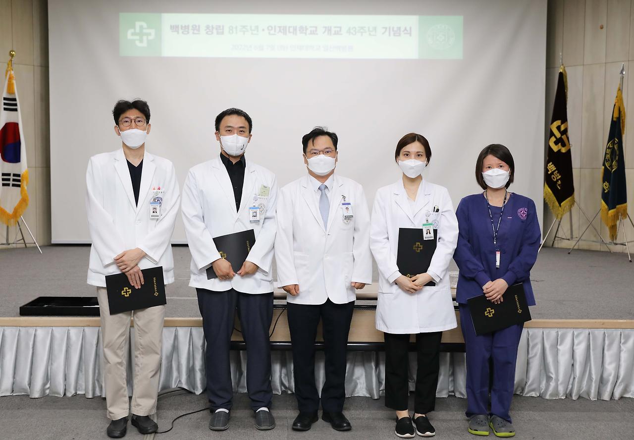 [백병원 창립81주년 기념식]학술상수상자 사진.jpg