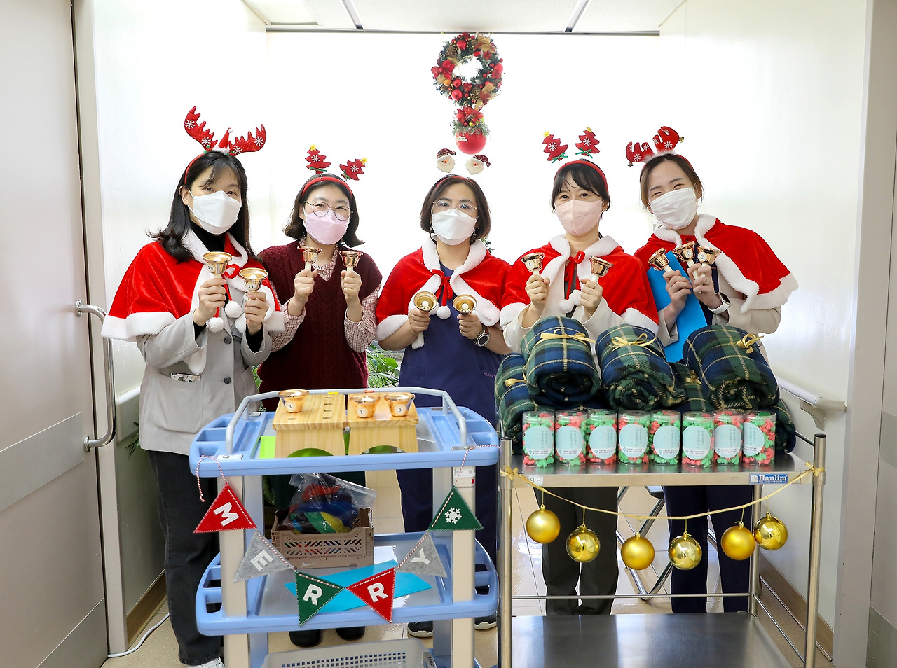 [포토뉴스]병실에 울려퍼진 캐롤.jpg