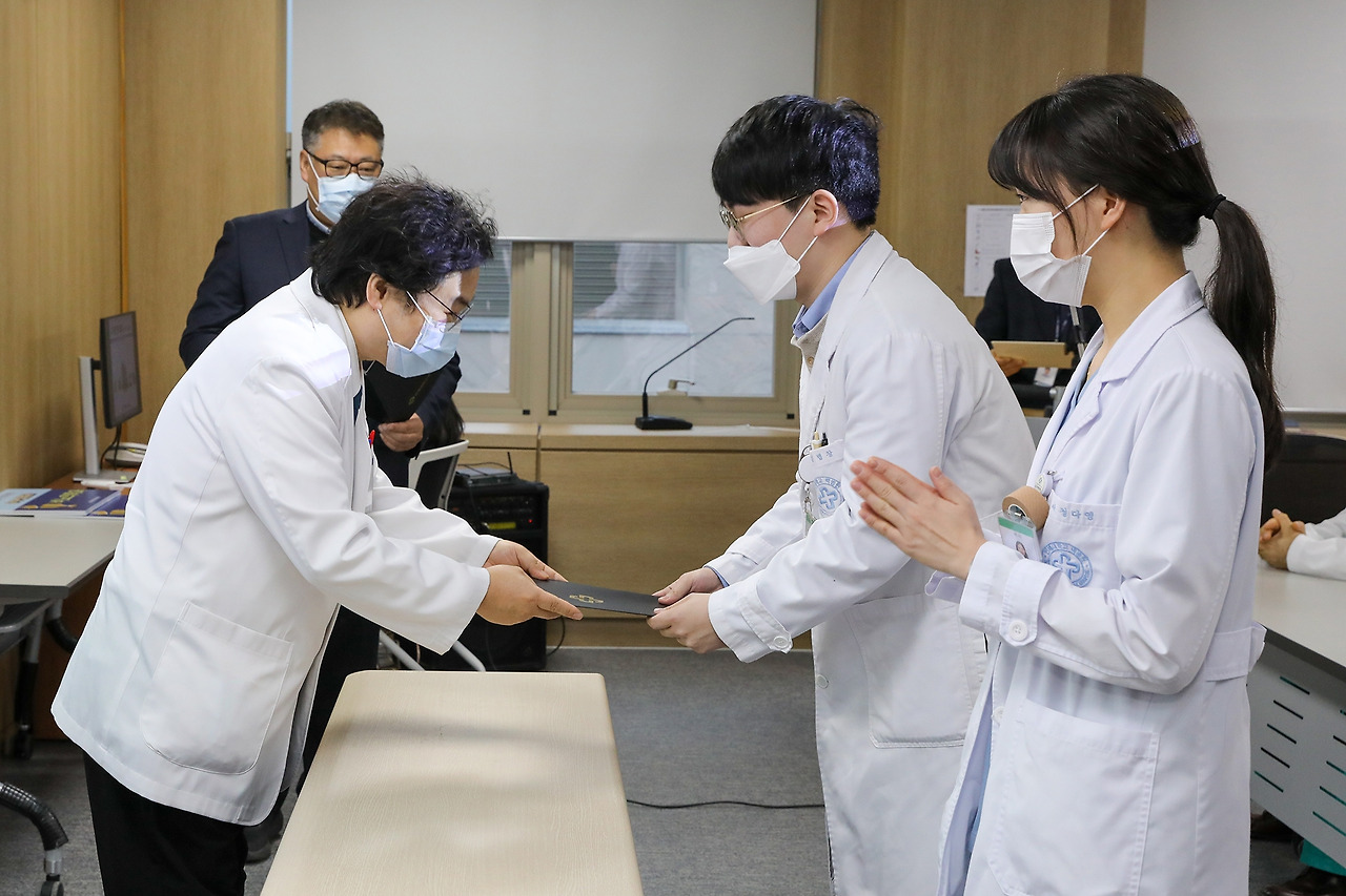 [사진] 일산백병원 이성순 원장(왼쪽)이 병원 발전에 공헌한 전공의를 선발해 상장과 부상을 수여했다..jpg