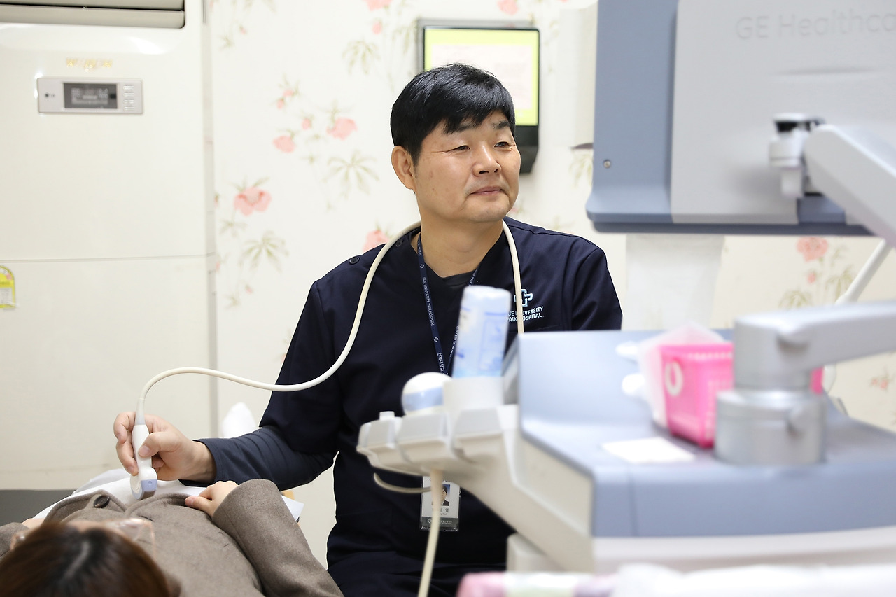 [사진] 일산백병원 산부인과 한정열 교수가 임신 초기 산모의 초음파 검사를 시행하고 있다..jpg