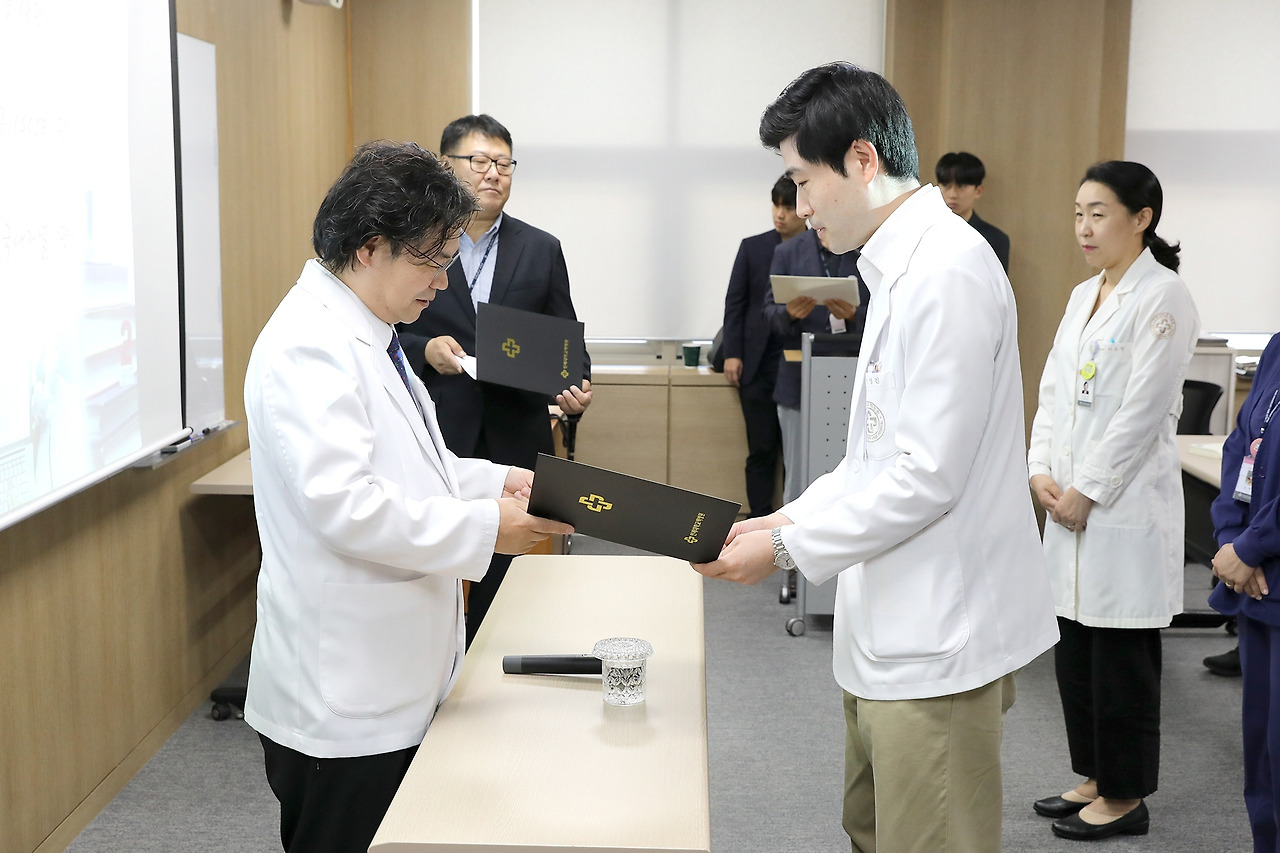 [사진]일산백병원 이성순 원장은 지난 1년간 연구 활동이 우수한 교직원을 선정, 학술상을 수여했다. (좌)이성순 원장 (우)최우수 학술논문상 수상자 신경과 이영건 교수.jpg