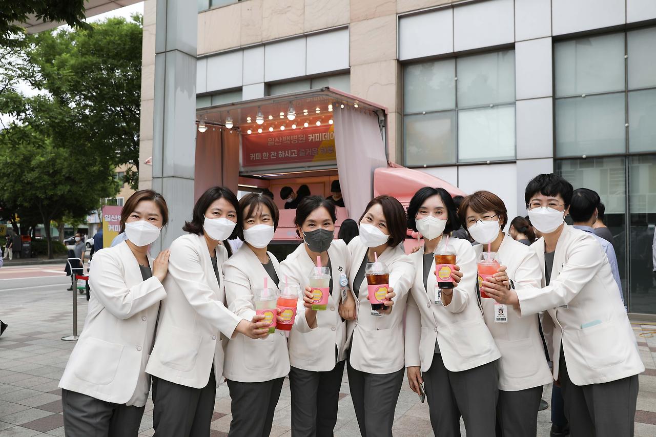 [일산백병원 커피데이 사진7]일산백병원 이성순 병원장은 직원들과 함께 '커피데이'행사에 참여했다.jpg